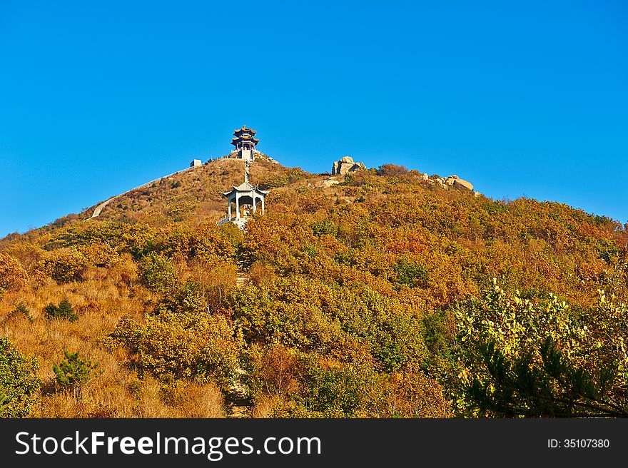 Look Up At  The Apsara Peak Of Autumn Zu Mountain