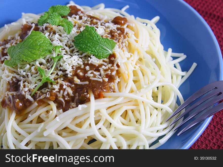 Spaghetti with cheese and mint leaf