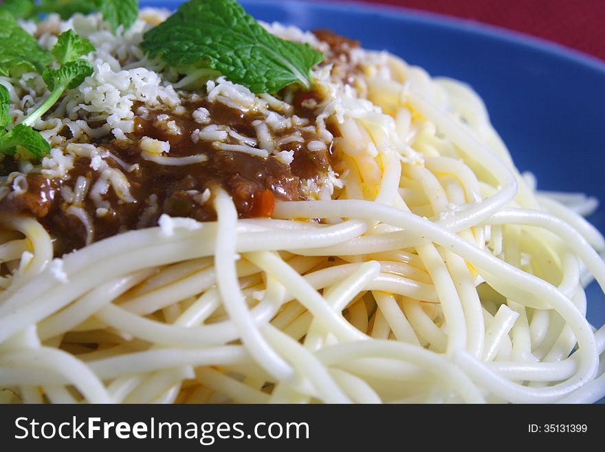 Spaghetti with cheese and mint leaf