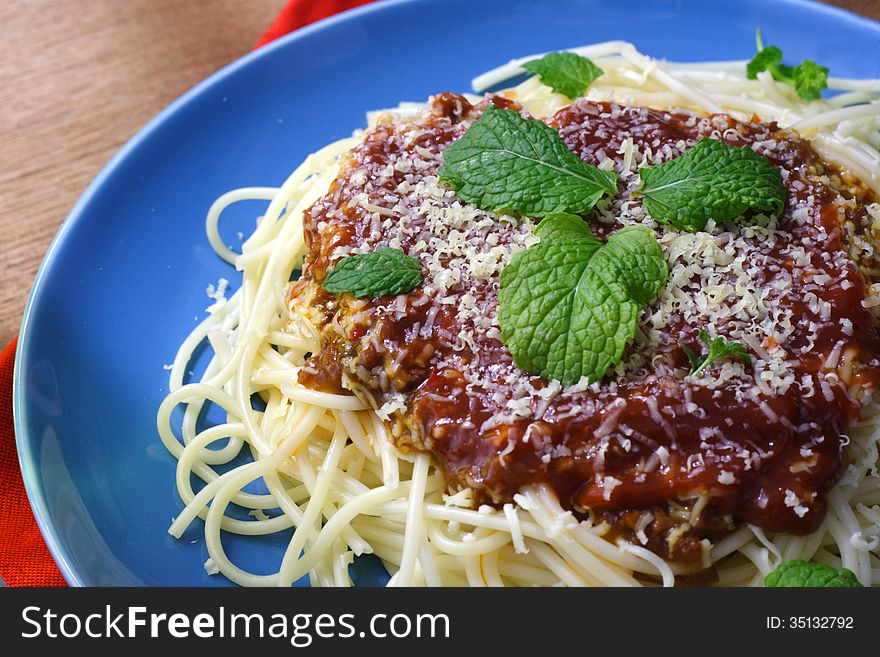 Spaghetti with cheese and mint leaf