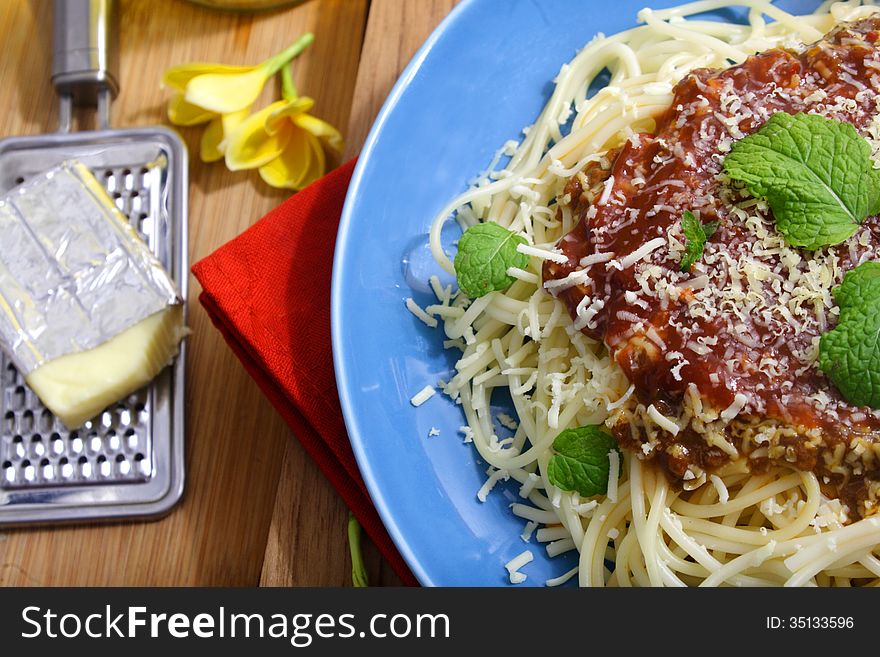 Spaghetti with cheese and mint leaf