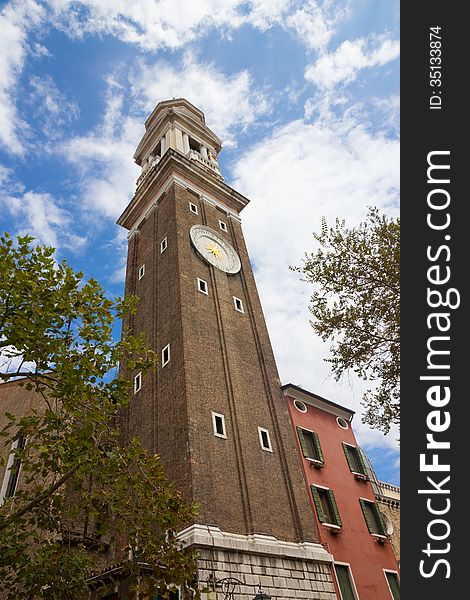 Picture of a tall church tower in Venezia