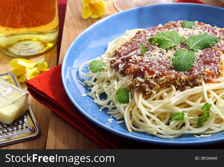 Spaghetti with cheese and mint leaf