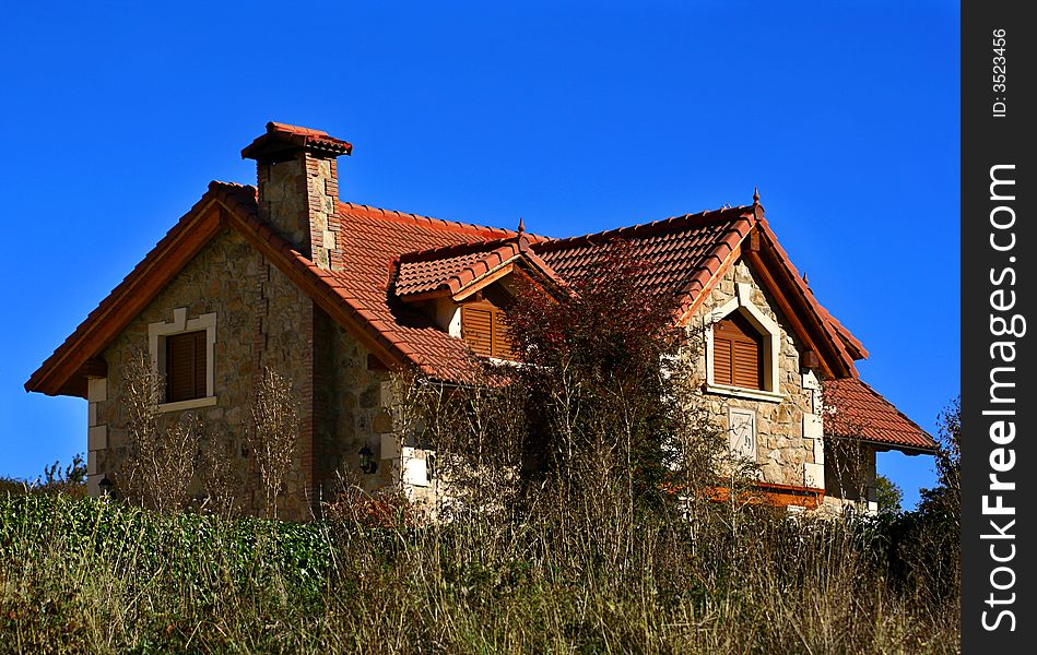 An image of a country family house.