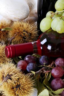 Rose Wine With Grapes And Chestnuts Royalty Free Stock Photos