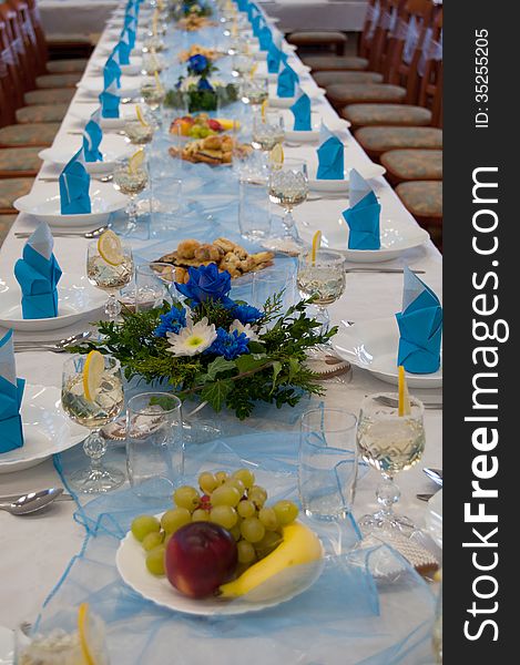 Wedding table with blue decorations.