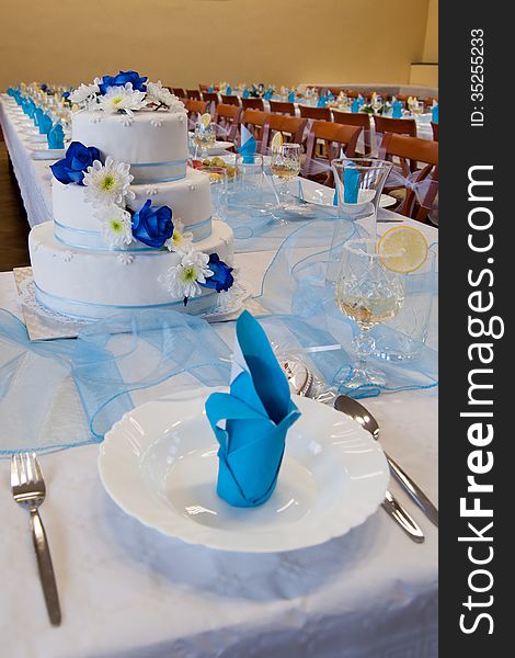 Wedding table with a Wedding Cake all decorated in blue.