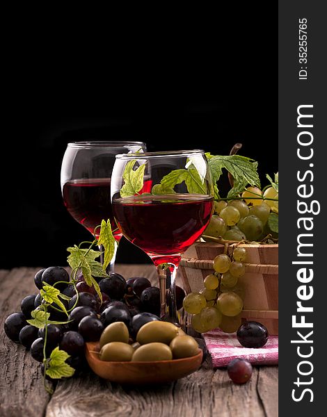 Grapes and red wine-glass of red wine