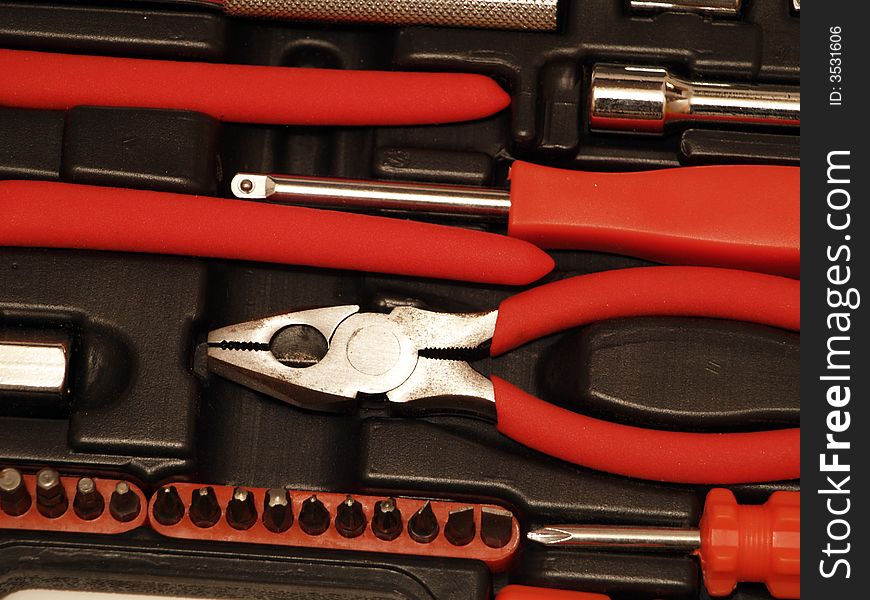 Pincers and other toolswith different sizes and with different peaks