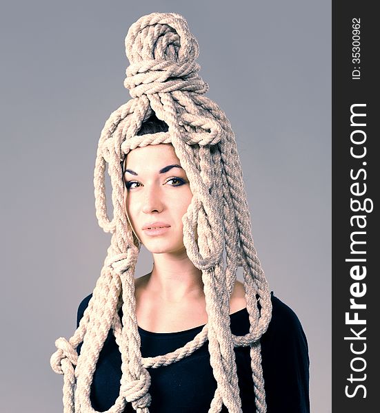 On the head of a young girl headdress made â€‹â€‹of rope. On the head of a young girl headdress made â€‹â€‹of rope