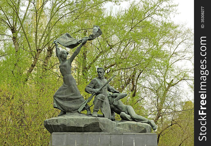 Monument heroes of the combatants, participants barricade fighting at Krasnaya Presnya in Moscow. Sculptor D. Ryabichev, architect V. Nesterov. Established in 1981