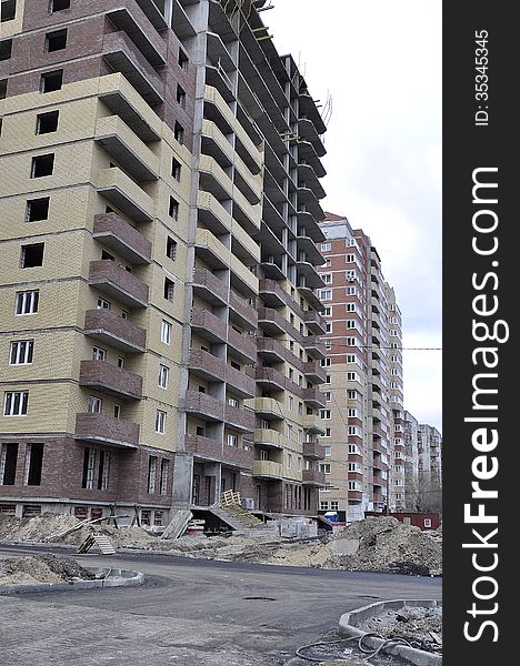 Construction of the monolithic and brick house.