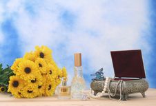 Jewelry Box And Flowers Royalty Free Stock Photography Jewelry Box And Flowers Royalty Free Stock Photography