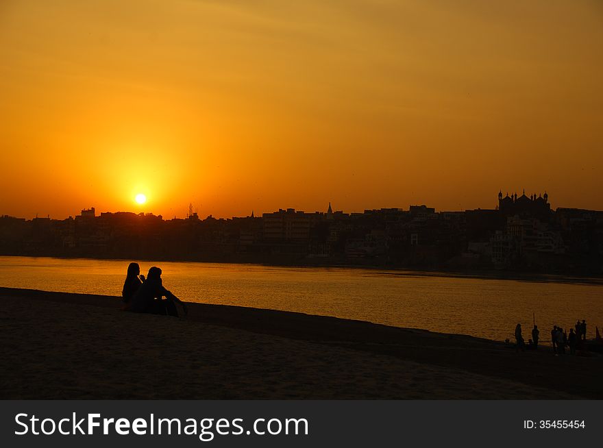 Outdoor shot of lovers silhouette