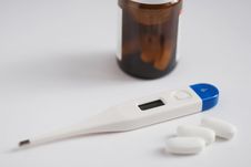 Thermometer And Pills Royalty Free Stock Images Thermometer And Pills Royalty Free Stock Images