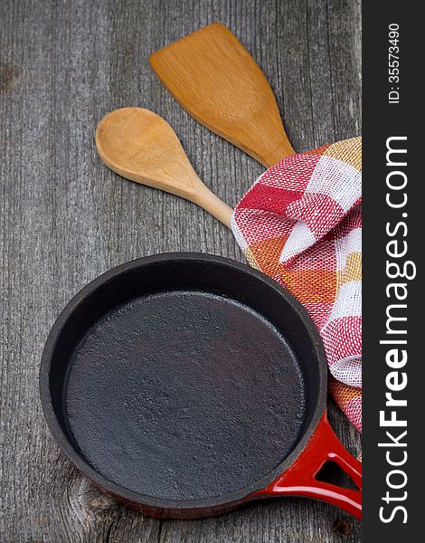 Empty frying pan, wooden spoon and spatula, concept, top view