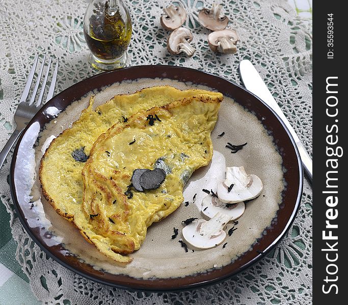 Scrambled eggs with mushrooms and truffle