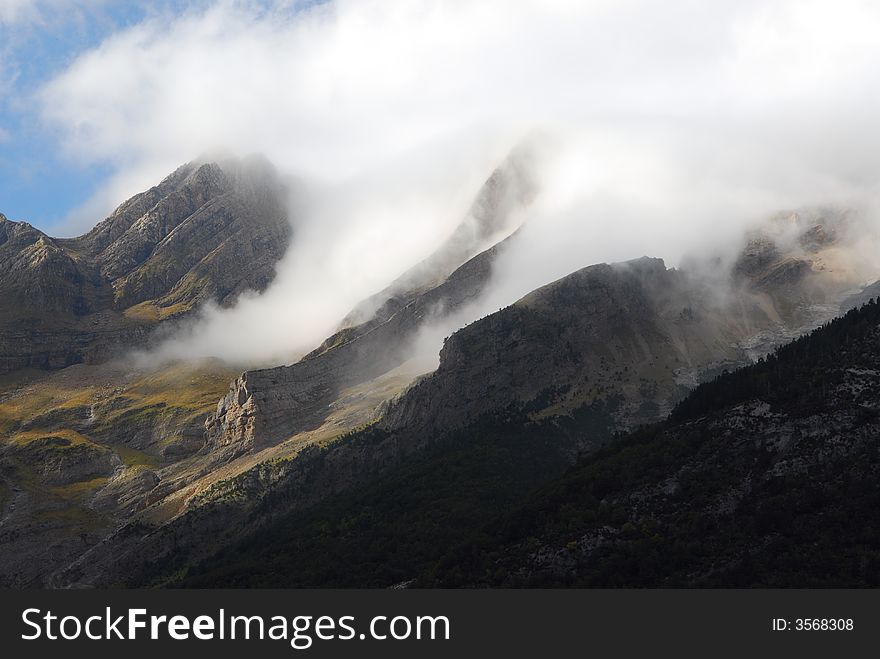 The fog dissipates in a valley of mountains Pirenejskih. The fog dissipates in a valley of mountains Pirenejskih