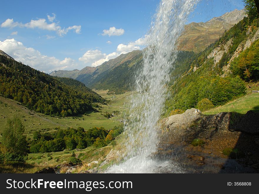 Falls on a background of mountains Pirenejskih. Falls on a background of mountains Pirenejskih