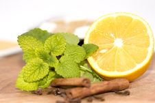 Lemon And Cinnamon With Lemon Grass Royalty Free Stock Images Lemon And Cinnamon With Lemon Grass Royalty Free Stock Images