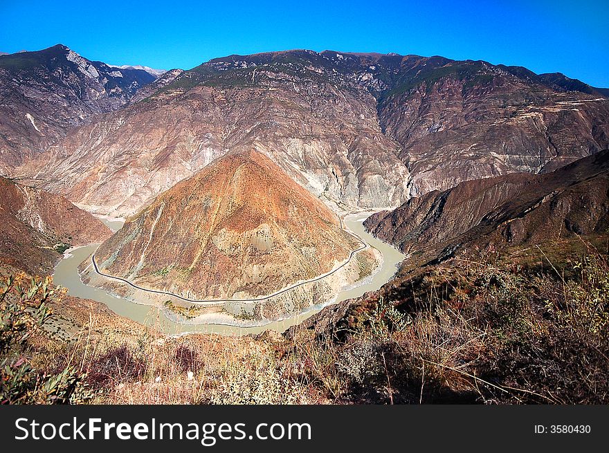 It's splendid landscape pictures with yellow river and rock mountains.