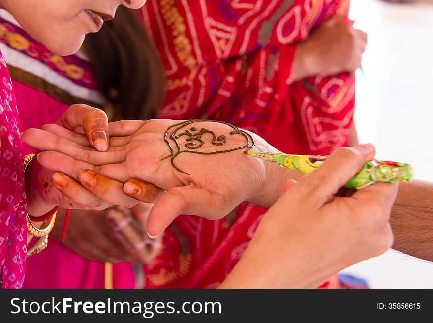 Indian women applying mehendi/henna to a tourist in Jaipur,Rajasthan,Inda. Indian women applying mehendi/henna to a tourist in Jaipur,Rajasthan,Inda