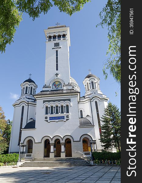 Neo-Romanian Orthodox Cathedral, built between 1934 and 1937 and restored between 1980 and 1984, on the bank of the Tarnava River in Sighisoara, Romania