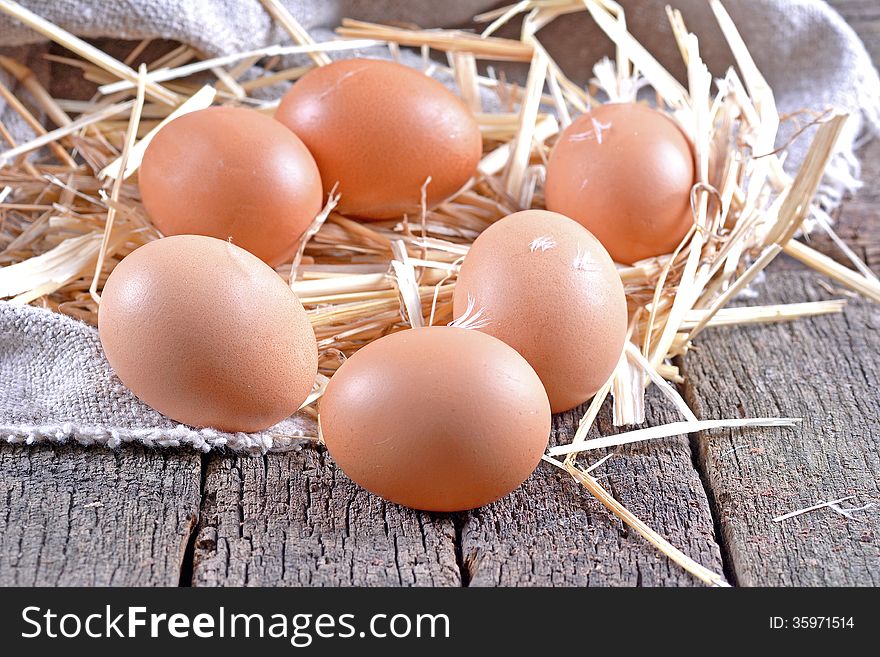 Eggs on the wood and straw