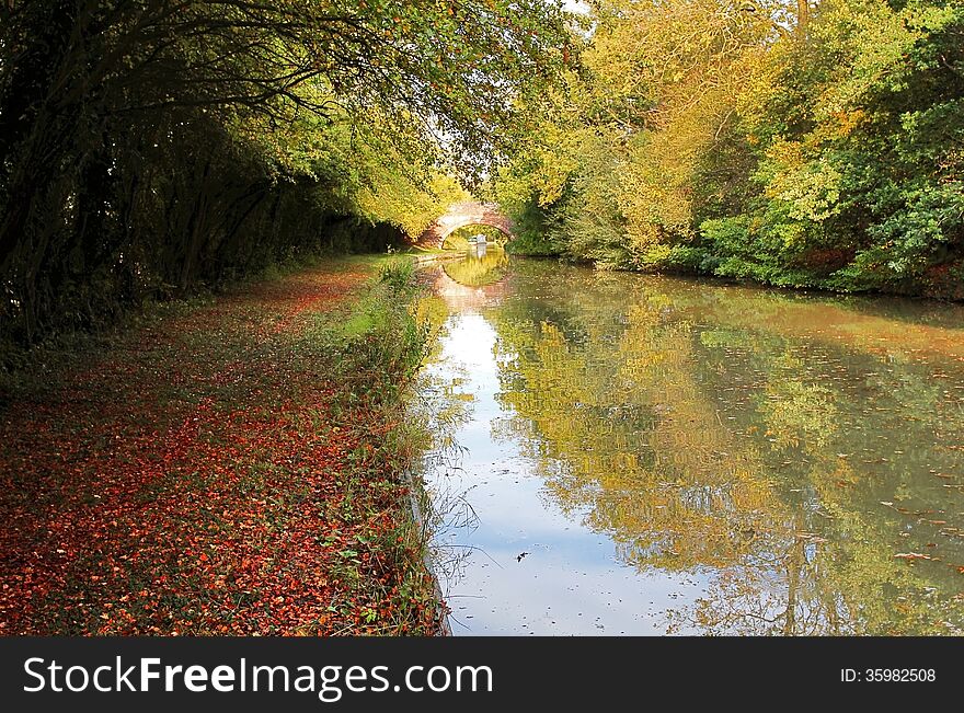 Autumn on the Grand Union Canal at Yelvertoft Cover, Northamptonshire