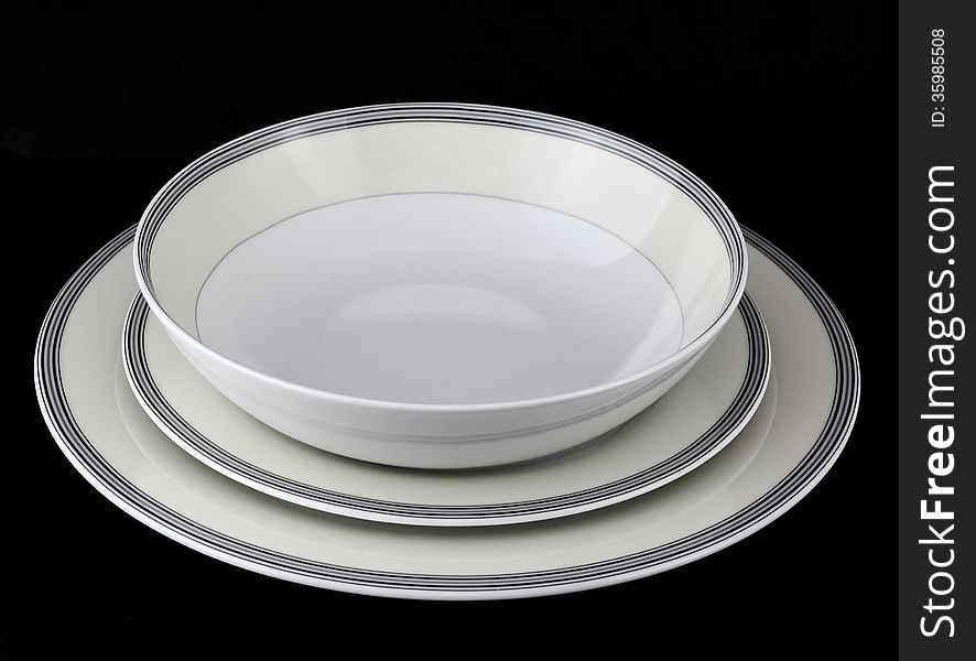 Porcelain dinnerware set with decorative edges