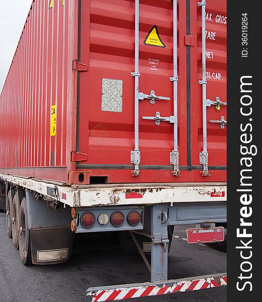 Detalhe de traseira caminhão com container vermelho. Detalhe de traseira caminhão com container vermelho