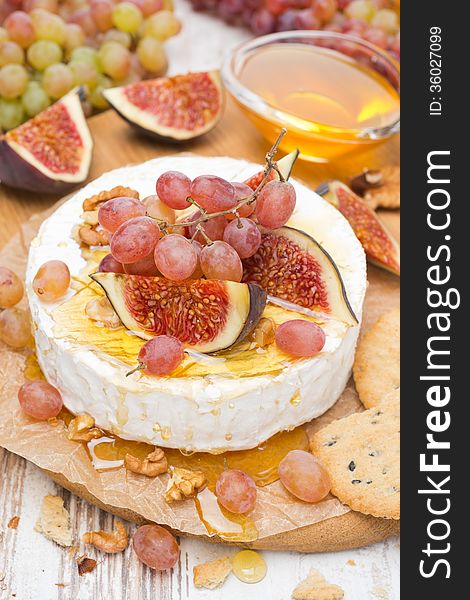 Camembert with grapes, figs, honey, crackers and walnuts