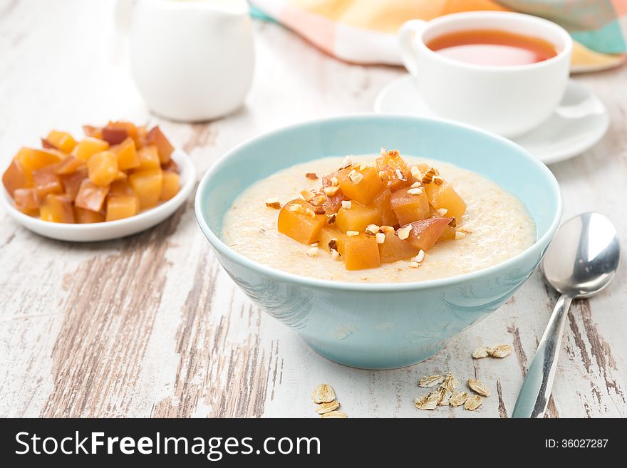 Oatmeal with caramelized peaches in a bowl