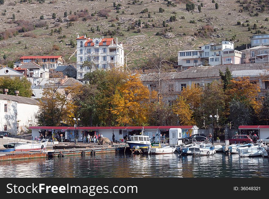 Ukraine, the Crimean Peninsula, Bay of Balaclava, mountainous terrain, pier, resort area