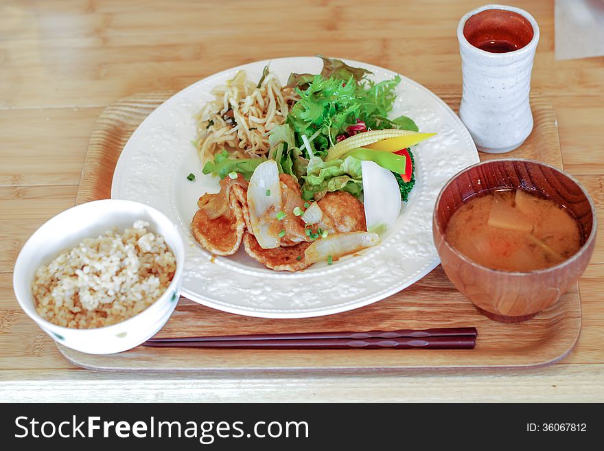 Serves Japanese cuisine is shown in the picture. Serves Japanese cuisine is shown in the picture.