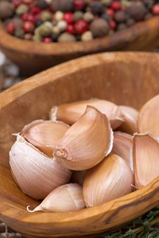 Garlic Cloves In A Bowl Closeup Royalty Free Stock Images
