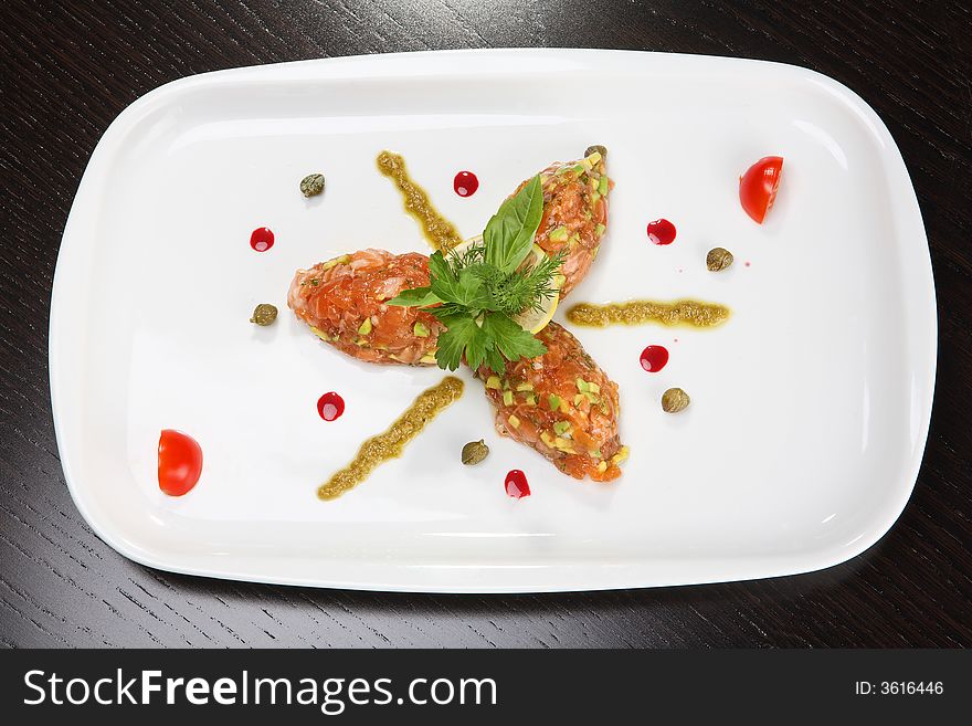 Salmon tartar with capers and pesto