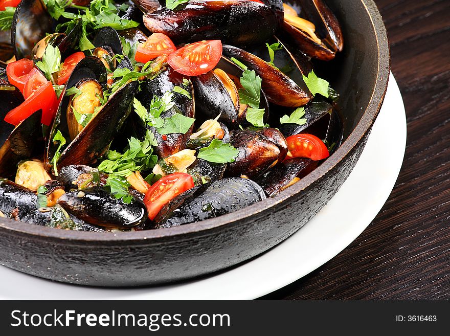 Mussel stew (ragout) on the frying pan