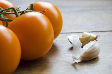 Tomatoes And Garlic Royalty Free Stock Photography Tomatoes And Garlic Royalty Free Stock Photography