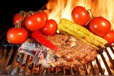 Grilled Rib Steak And Vegetables Royalty Free Stock Photography