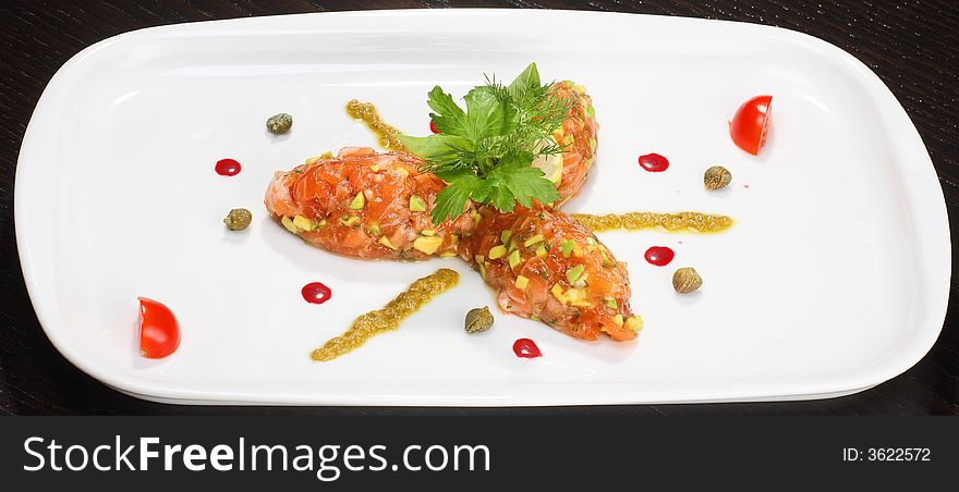 Salmon tartar with capers and pesto
