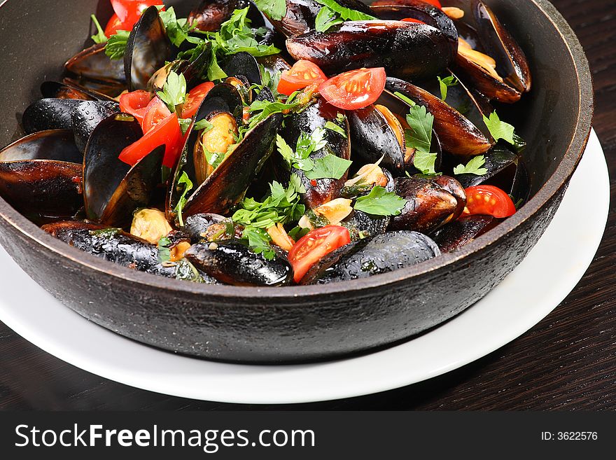 Mussel stew (ragout) on the frying pan