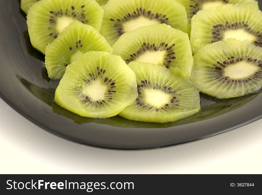 Kiwi cut in black plate