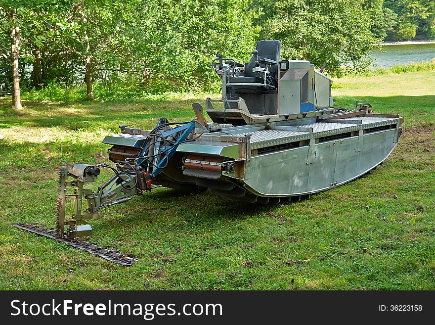 Amphibious vehicle with cutter trimmer for work in rivers and lakes