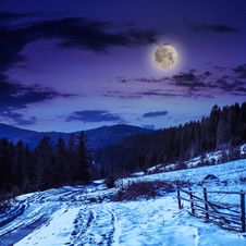 Fence By The Road To Snowy Forest In The Mountains Royalty Free Stock Images Fence By The Road To Snowy Forest In The Mountains Royalty Free Stock Images