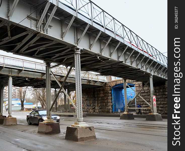 The railway bridge passing over the street, within the city