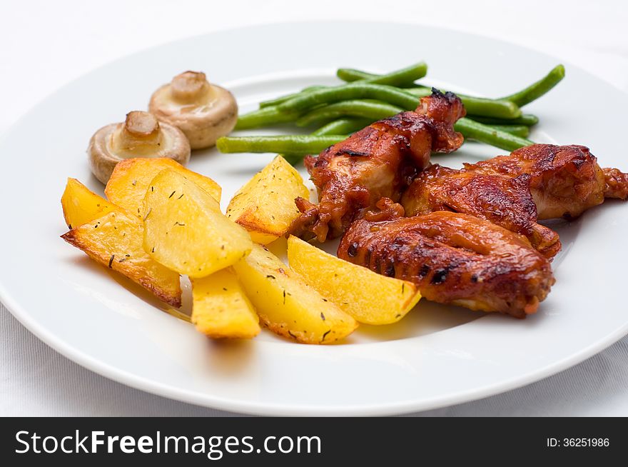 Chicken wings with potatoes, mushrooms and green beans