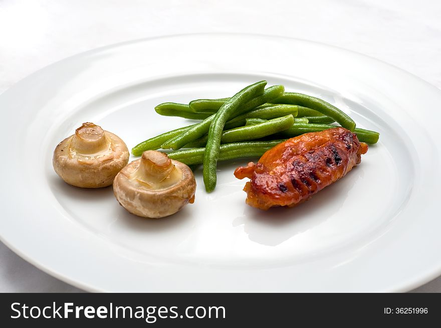 Chicken wing with green beans and mushrooms