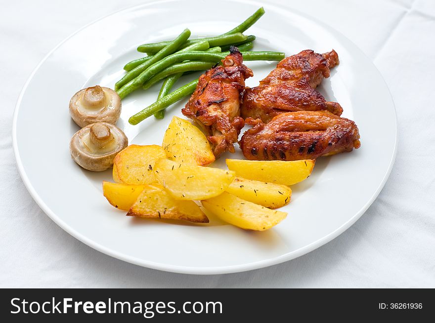 Chicken wings with potatoes, mushrooms and green beans