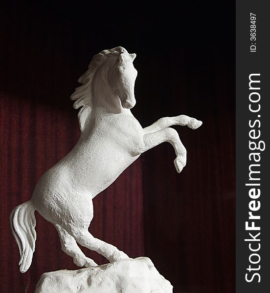 Sculpture of the horse, getting up on racks, moulded manually